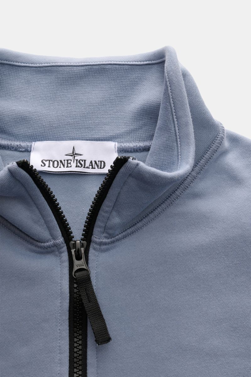 Close-up front view of Stone Island Sweat-Troyer 'Basic Sweat' rauchblau in soft pure cotton with a black zipper and high collar.

Description: Sportives Essential: Der Sweat-Troyer von STONE ISLAND überzeugt als legeres Basic Piece und wird zum unverz
