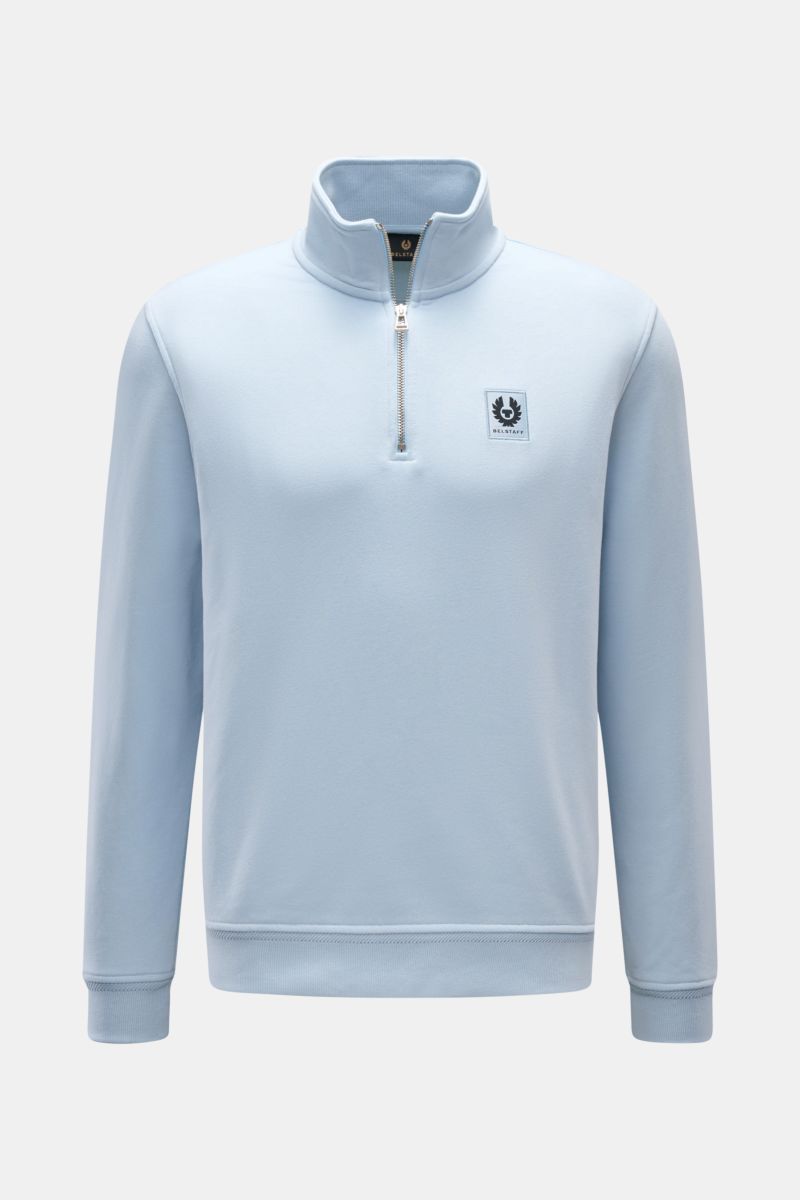 Belstaff Sweat-Troyer 'Quarter Zip' hellblau, Slim Fit, aus reiner Baumwolle mit Troyer-Kragen, Reißverschluss, weichem Griff, Weblabel vorne, flexible Bündchen, Frontansicht.