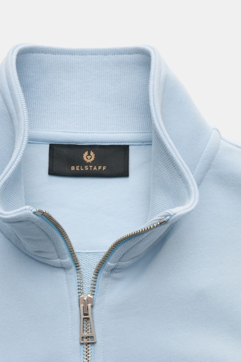 Belstaff Sweat-Troyer 'Quarter Zip' hellblau aus reiner Baumwolle, weicher Griff, Slim Fit, Troyer-Kragen mit Reißverschluss, Weblabel, flexible Bündchen, Nahaufnahme von oben.