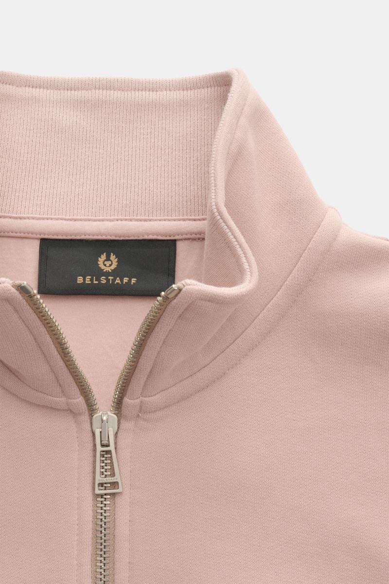 Belstaff Sweat-Troyer 'Quarter Zip' altrosa aus reiner Baumwolle mit Troyer-Kragen, Reißverschluss und BELSTAFF-Weblabel, Detailfoto von oben.