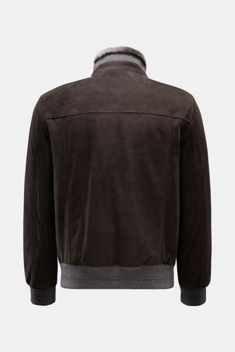 Rear view of the Manzoni 24 Veloursleder-Blouson graubraun in luxurious grey-brown suede with lambskin collar, slim fit and quilted cotton lining.

Description: Stilvoller Begleiter für die Übergangszeit: MANZONI 24 präsentiert mit diesem edlen Blouson