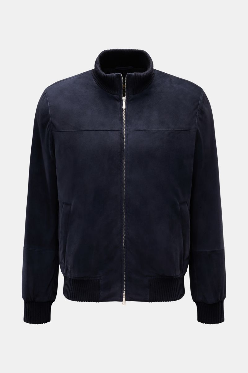 Mandelli Veloursleder-Blouson navy, frontale Nahaufnahme, Slim Fit Ziegen-Veloursleder, Zwei-Wege-Reißverschluss, paspelierte Taschen, elastische Bündchen, gesteppter Futterstoff.