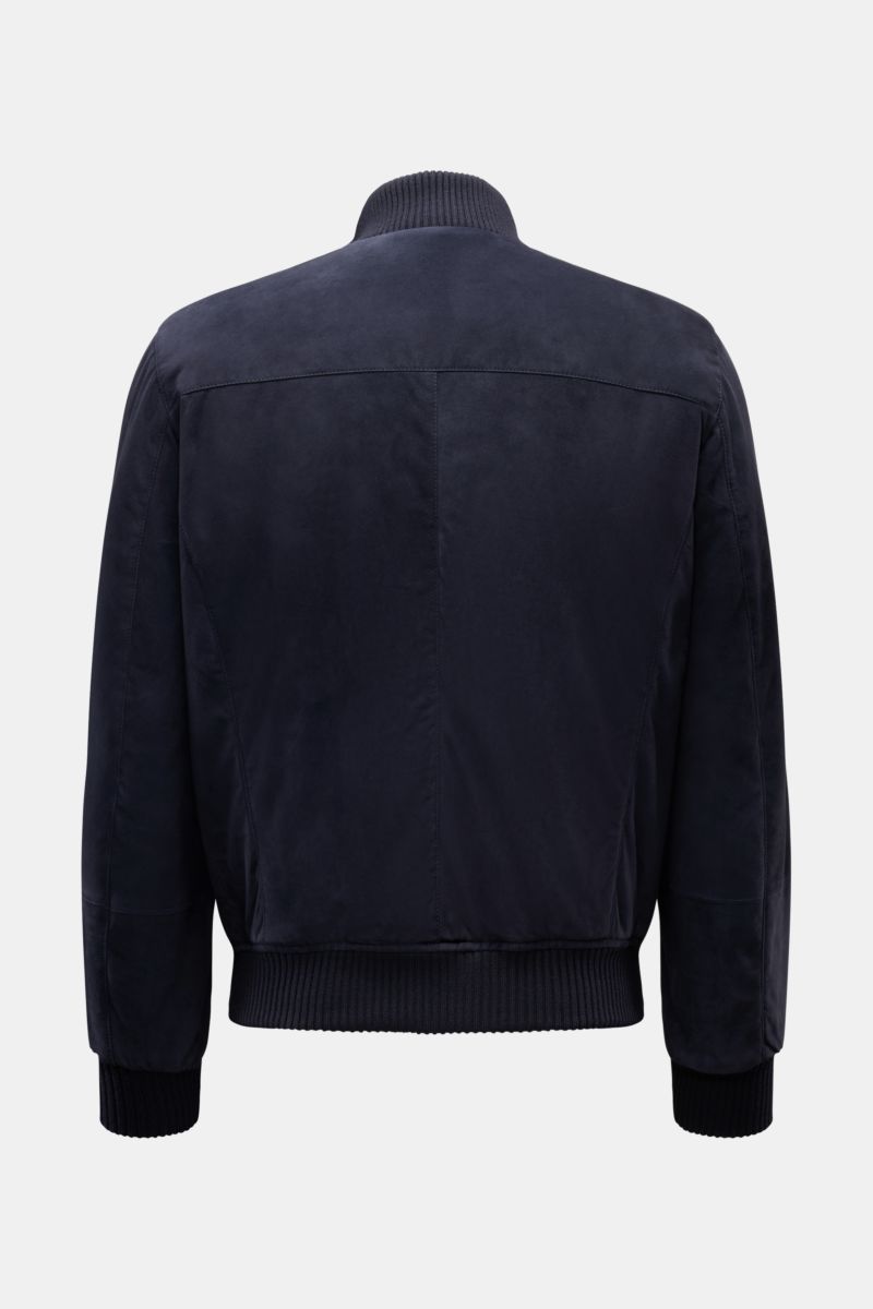 Alt-Tag (125 Zeichen):
Rückansicht des Mandelli Veloursleder-Blouson navy aus Ziegen-Veloursleder mit elastischen Bündchen und Slim Fit.