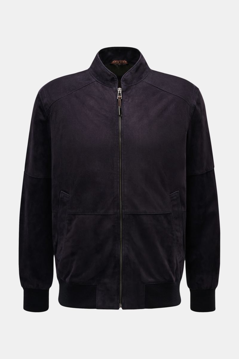 Front view of Windsor Leather blouson 'Borello' dark navy, soft suede, slim fit with standing collar, zip, slit pockets, and elasticated bands.

The blouson 'Borello' by WINDSOR is made of soft, chrome-free tanned suede. A must-have for the coming seas