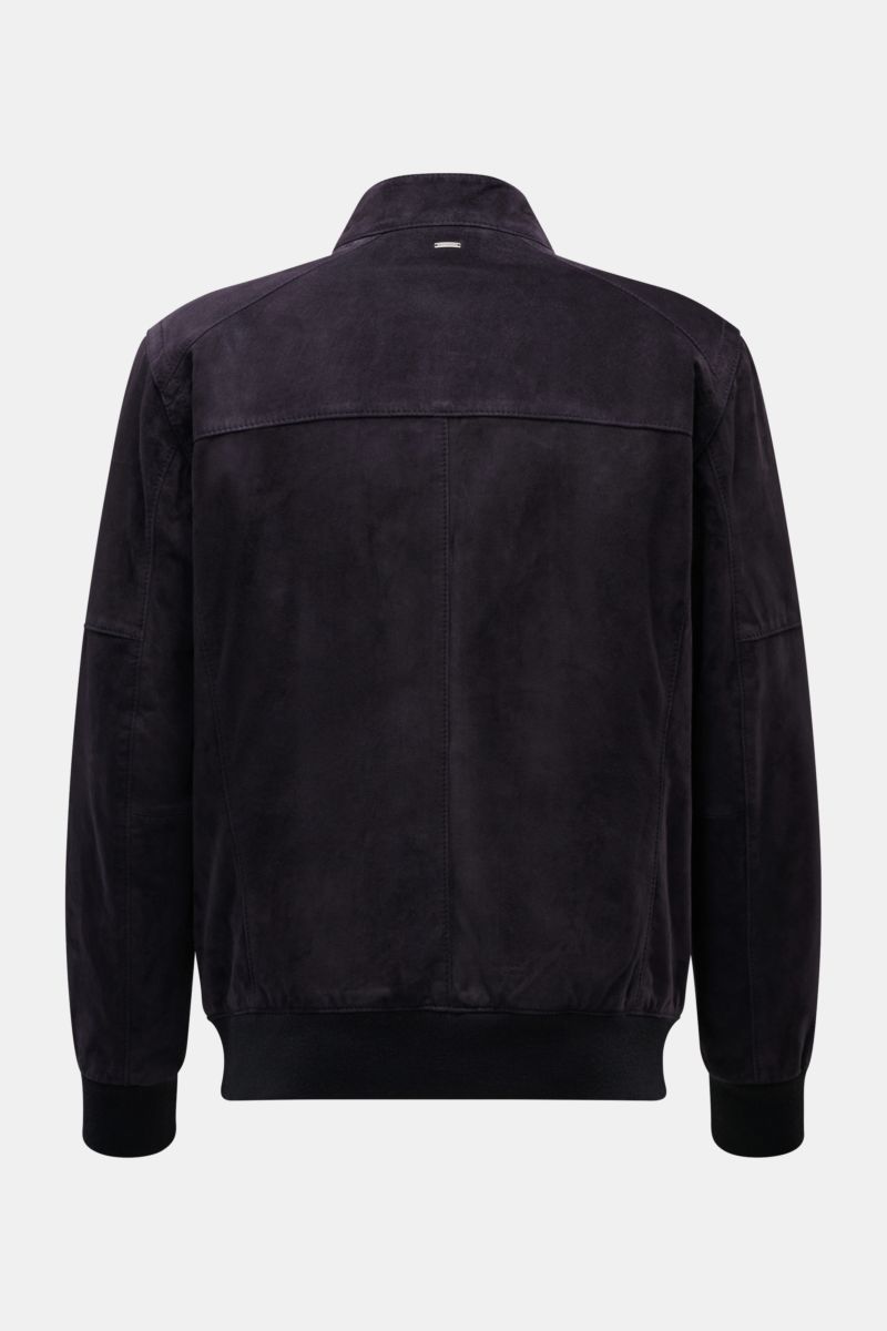 Back view of Windsor Leather blouson 'Borello' dark navy, soft chrome-free tanned suede, slim fit with standing collar and knitted bands.

The blouson 'Borello' by WINDSOR is made of soft, chrome-free tanned suede. A must-have for the coming season.