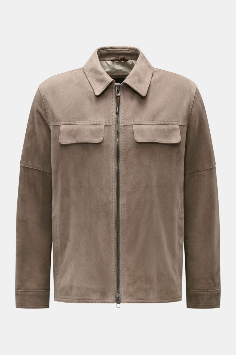 Vorderansicht der Windsor Lederjacke 'Pesaro' taupe aus softem, chromfrei gegerbtem Veloursleder mit Slim Fit, Umlegekragen, Reißverschluss und Taschen.