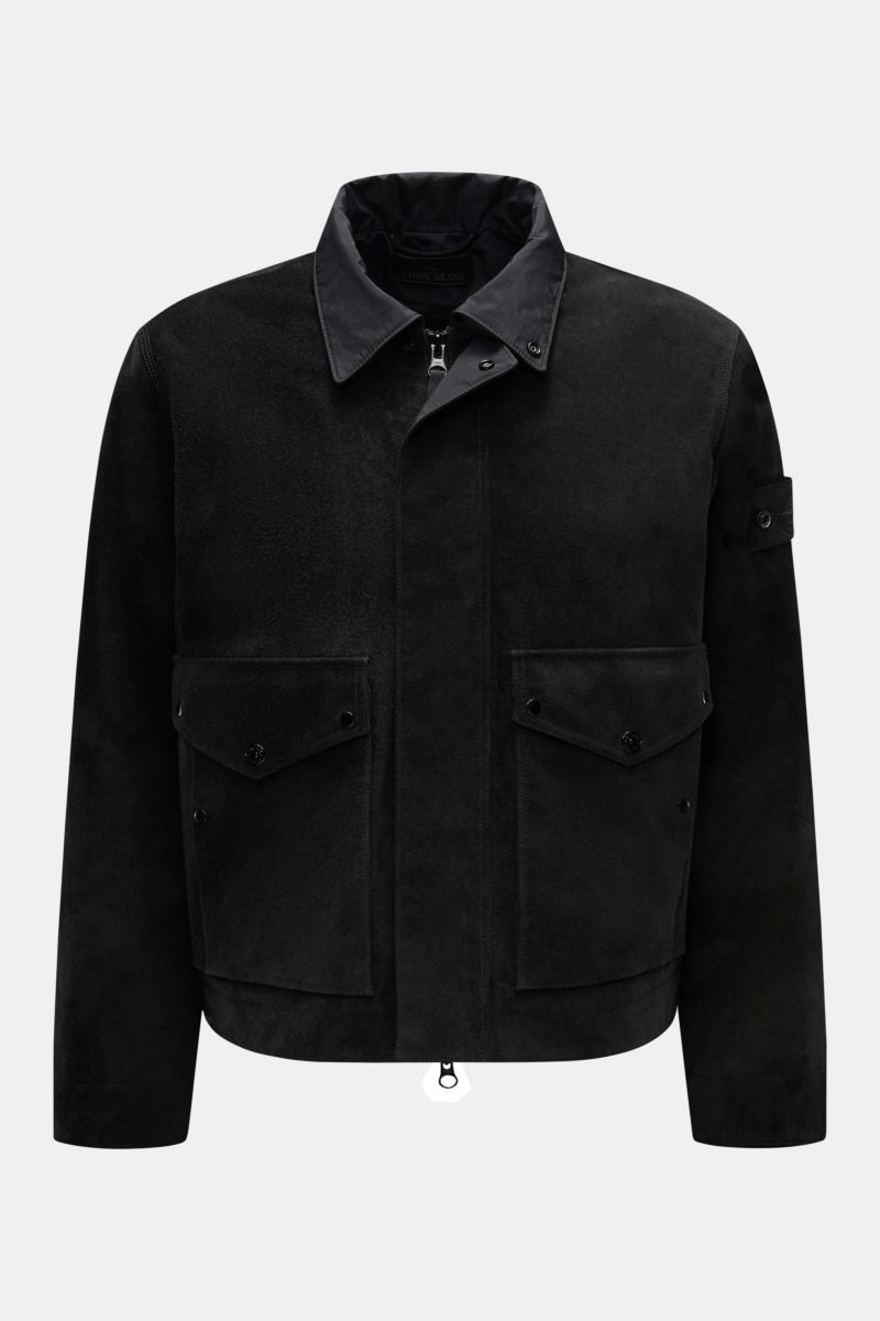 Stone Island Velourslederjacke 'Ghost Piece' schwarz, frontal fotografiert, Regular Fit, geschmeidiges Rindsleder, Zwei-Wege-Reißverschluss, Fronttaschen, Patch am Oberarm.