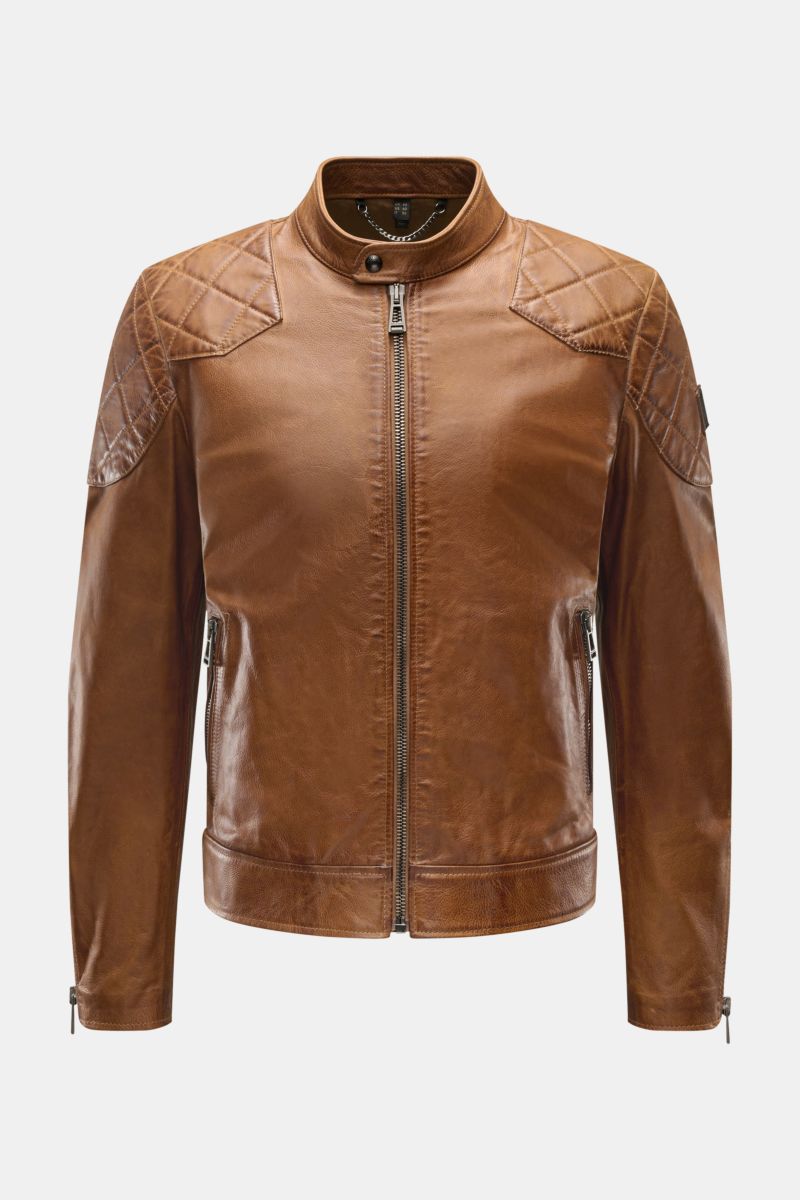 Belstaff Lederjacke 'Legacy Outlaw' braun, Slim Fit, handgewachstes wasserabweisendes Kalbleder, gepolsterte Steppungen, Front- und Innentasche, Reißverschlüsse, Stehkragen mit Knopfriegel, frontal fotografiert.