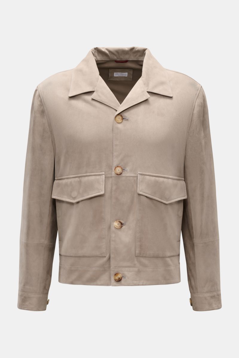 Brunello Cucinelli Velourslederjacke beige, Slim Fit, aus samtigem Veloursleder, ungefüttert, mit Fünf-Knopf-Leiste, Reverskragen, Front- und Eingriffstaschen, frontal fotografiert.