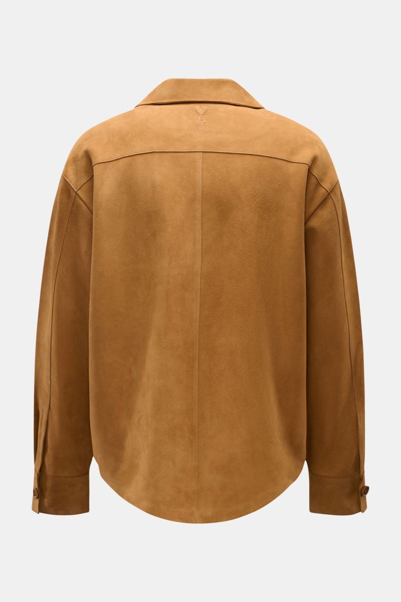 Ami Paris Veloursleder-Overshirt camel shown from the back in a studio setting, made of soft velour leather with a short notch collar, sporty button cuffs, rounded hem, and detailed stitching for an oversized and casual look. Urban and laid-back, this sta