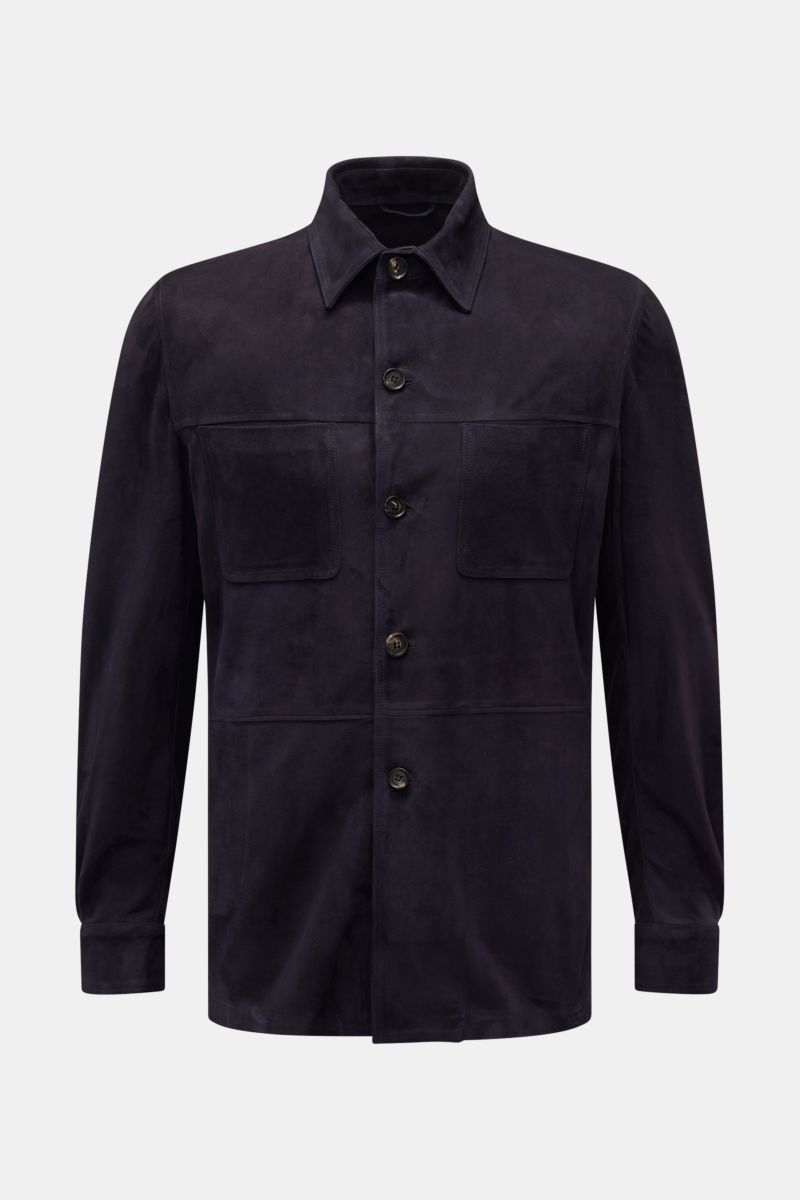 Frontansicht der Rifugio Velourslederjacke schwarz aus geschmeidigem Veloursleder mit Slim Fit, Fünf-Knopf-Leiste, Umlegekragen und Taschen.