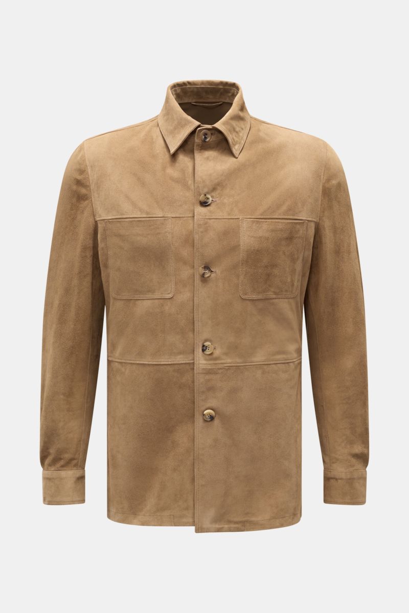 Rifugio Velourslederjacke hellbraun, frontal fotografiert, aus geschmeidigem Veloursleder, Slim Fit mit Umlegekragen, fünf Knöpfen, Brust- und Seitentaschen, Manschettenärmeln, unconstructed Design.