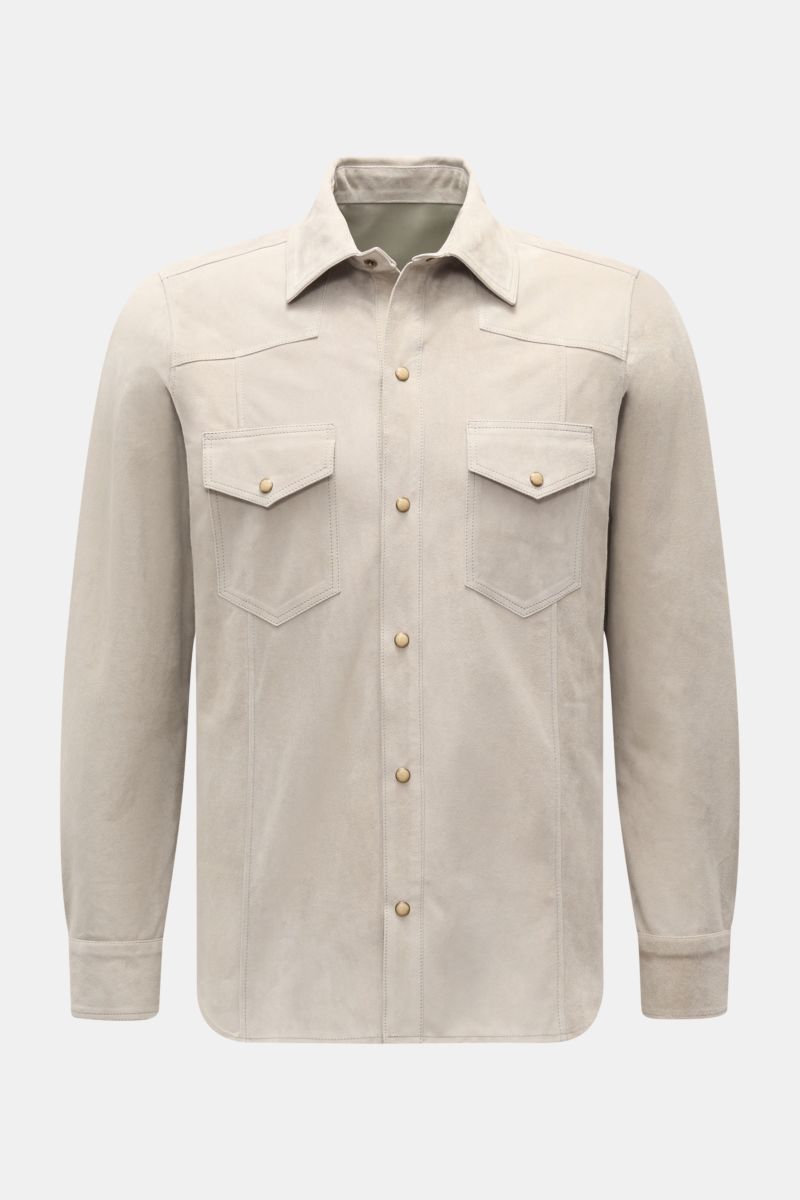 Frontale Nahaufnahme der Rifugio Velourslederjacke hellgrau aus geschmeidigem Lammvelours mit Slim Fit, Umlegekragen, sechs Druckknöpfen und Brusttaschen.