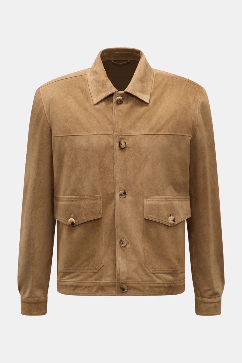 Rifugio Velourslederjacke hellbraun, Slim Fit, aus samtig-weichem Veloursleder, von vorne mit Umlegekragen, Fünf-Knopf-Leiste, Manschettenärmeln und aufgesetzten Taschen.