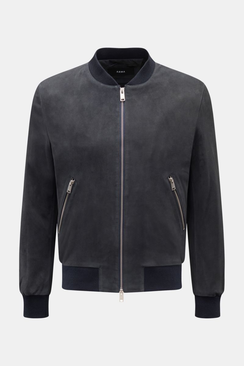 Arma Veloursleder-Blouson 'Didier' dark navy, frontale Ansicht, Slim Fit, feines Ziegenvelours, Blousonkragen, zwei Hüfttaschen, Zwei-Wege-Zipper, elastische Rippbündchen.