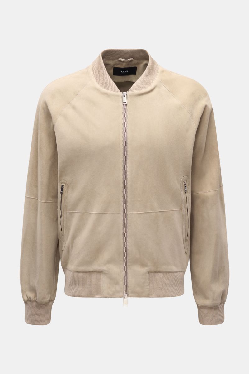 Arma Veloursleder-Blouson 'Dion' beige, Slim Fit, ungefüttert, mit markantem Blousonkragen, elastischen Rippbündchen, zwei Innentaschen, Hüfttaschen mit Zipper, robuster Zwei-Wege-Reißverschluss, frontal fotografiert.