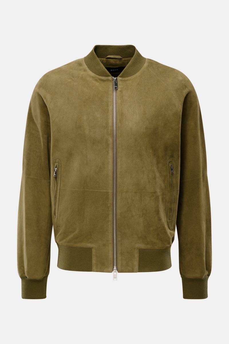 Arma Veloursleder-Blouson 'Dion' oliv shown from the front, lightweight unlined suede jacket with ribbed cuffs, two-way zipper, zippered hip pockets, slim fit, bomber collar, and two inner pockets. Leicht und zeitlos: Der ungefütterte Lederblouson 'Dion' 