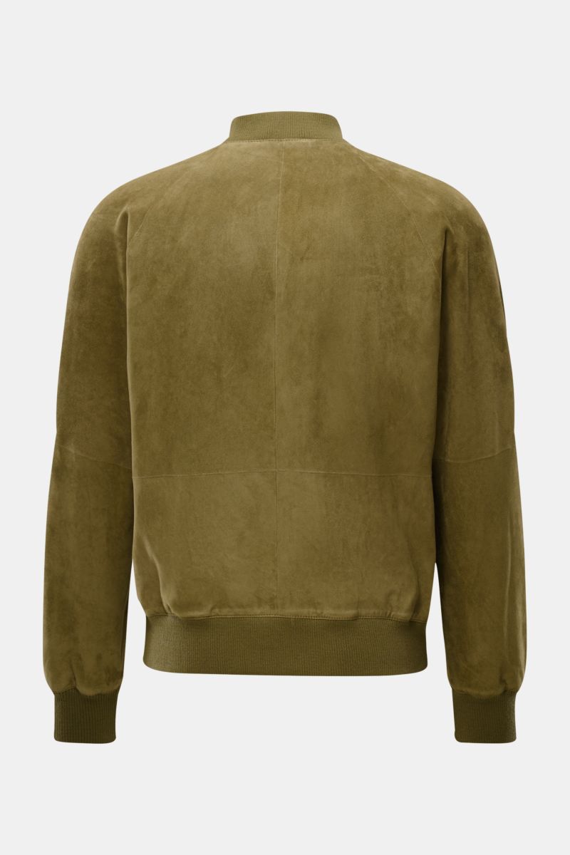 Back view of Arma Veloursleder-Blouson 'Dion' oliv, a slim fit, lightweight suede jacket with ribbed cuffs and hem, unlined and soft goat suede.

Description: Leicht und zeitlos: Der ungefütterte Lederblouson 'Dion' von ARMA ist aus geschmeidigem Ziege