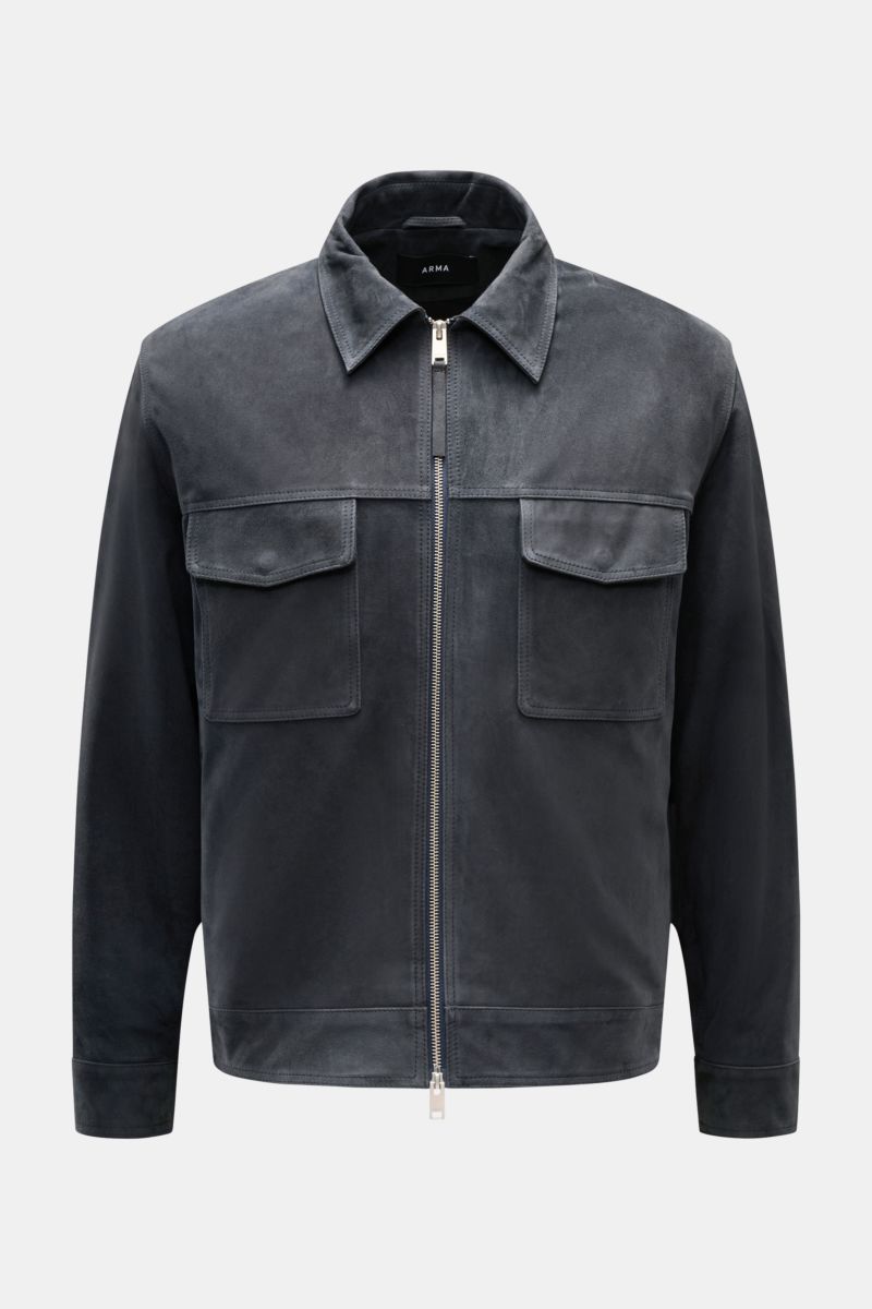Frontale Nahaufnahme der Arma Velourslederjacke 'Kale' anthrazit aus softem Veloursleder mit Umlegekragen, Slim Fit, Zwei-Wege-Reißverschluss und Brusttaschen.