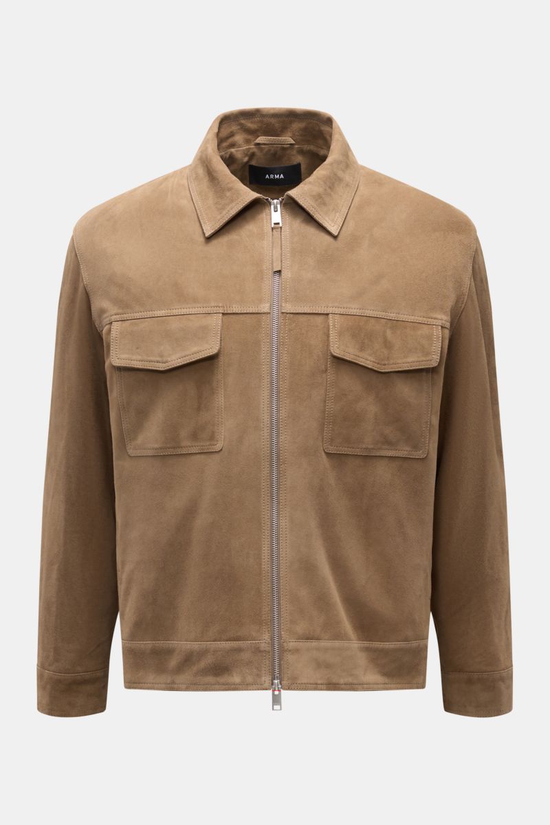 Arma Velourslederjacke 'Kale' taupe, frontale Nahaufnahme, softes Veloursleder, Slim Fit, Umlegekragen, Zwei-Wege-Reißverschluss, Brusttaschen, Innentaschen, geschmeidiges Futter.