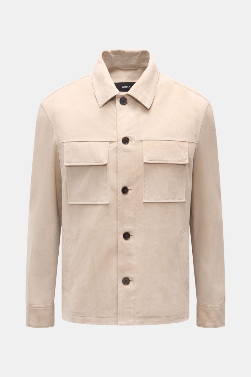  
Frontal fotografierte Arma Velourslederjacke 'Mex' sand mit Umlegekragen, fünf-Knopf-Leiste, vier Fronttaschen und Ärmeln mit Knopfabschluss.