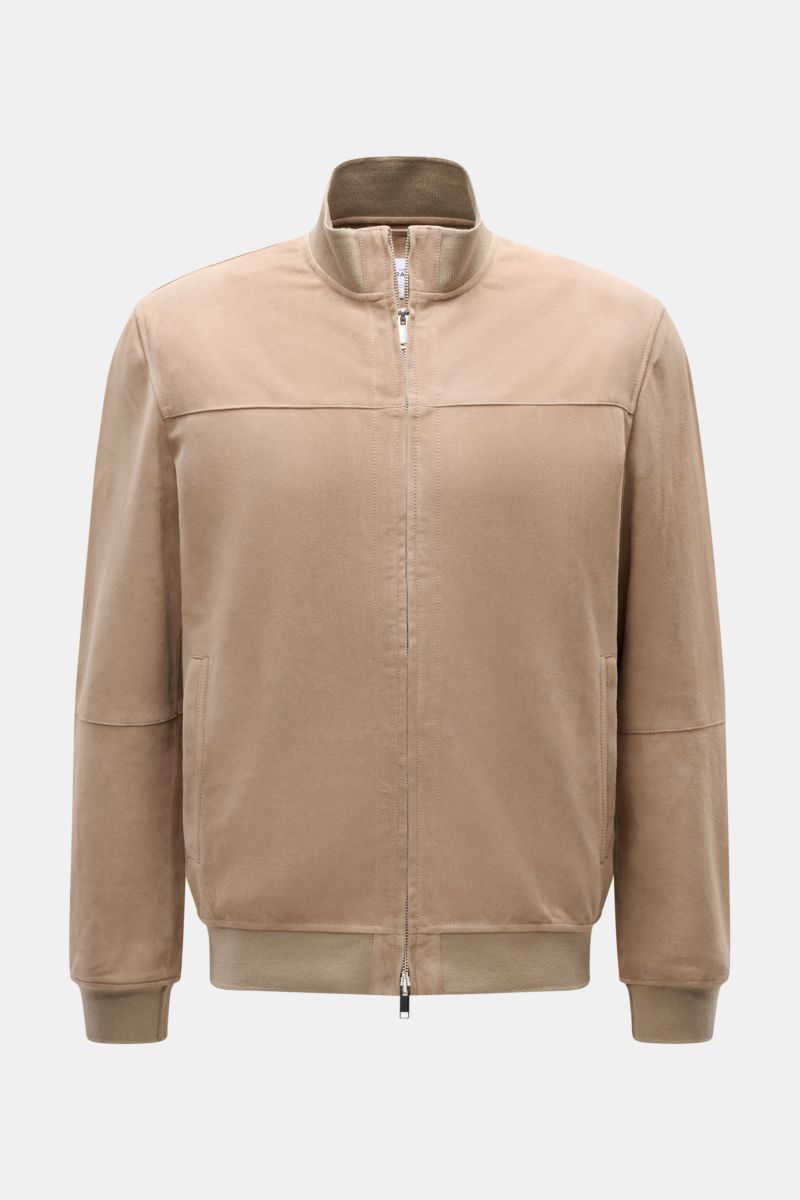 Front view of Arma Veloursleder-Blouson 'Miles' beige, a smart, timeless leather jacket with a rib-knit stand collar, elastic cuffs, and a durable two-way zipper.

Description: Smart und zeitlos: Der Lederblouson 'Miles' von ARMA ist aus geschmeidigem 