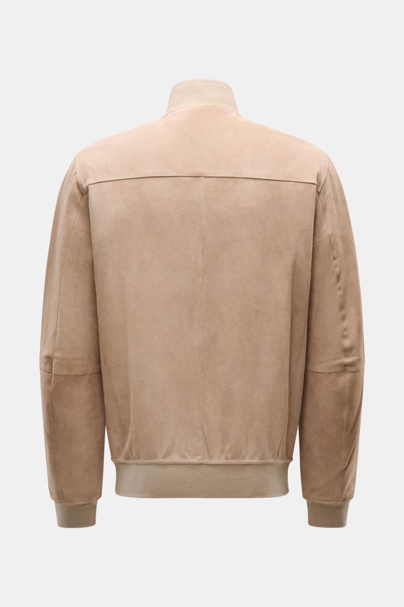 Arma Veloursleder-Blouson 'Miles' beige shown from the back, fine goat suede, regular fit, ribbed stand collar, elastic cuffs, unlined.

Smart und zeitlos: Der Lederblouson 'Miles' von ARMA ist aus geschmeidigem Ziegenvelours gefertigt und überzeugt mi