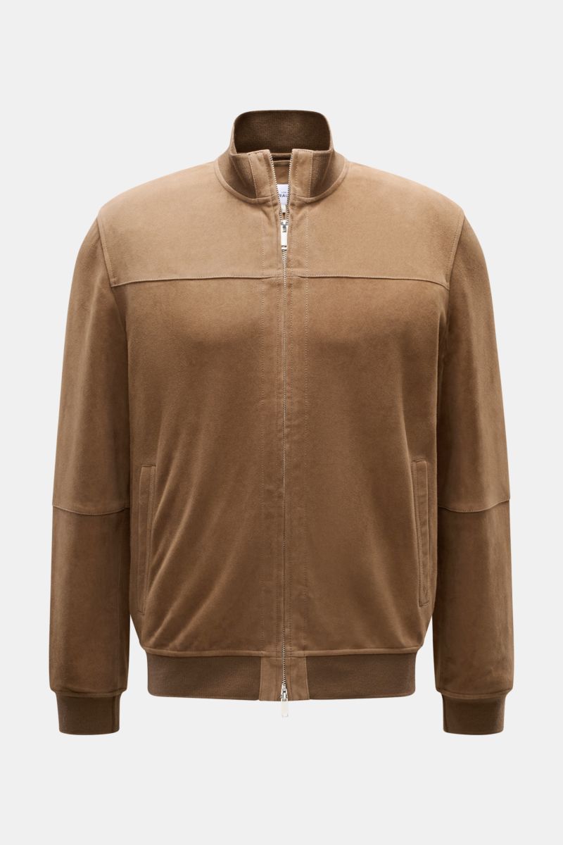 Front view of Arma Veloursleder-Blouson 'Miles' hellbraun, a light brown suede leather jacket with rib-knit stand collar, elastic cuffs, angled hip pockets, and a robust two-way zipper, made from fine goat suede in a regular fit, unlined, ideal for stylis
