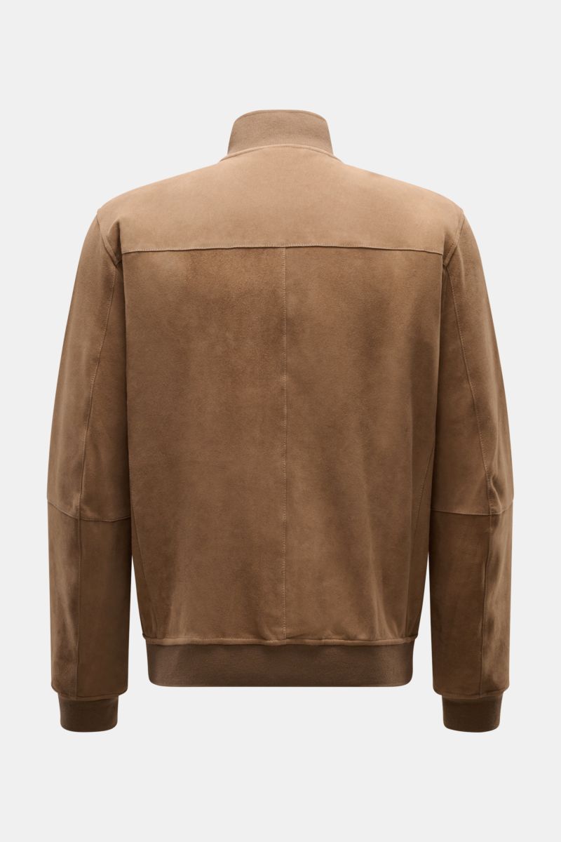 Rear view of the Arma Veloursleder-Blouson 'Miles' hellbraun in smooth light brown goat suede with ribbed stand collar, cuffs, and hem.

Description: Smart und zeitlos: Der Lederblouson 'Miles' von ARMA ist aus geschmeidigem Ziegenvelours gefertigt und