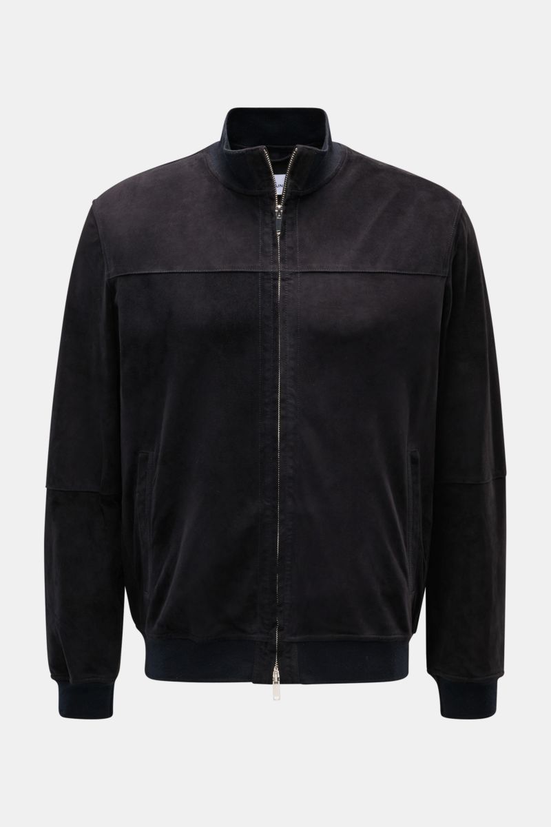 Front view of Arma Veloursleder-Blouson 'Miles' dark navy, a smart and timeless goat suede jacket with rib-knit stand collar, elastic cuffs, angled hip pockets, robust two-way zipper, regular fit, and unlined interior.