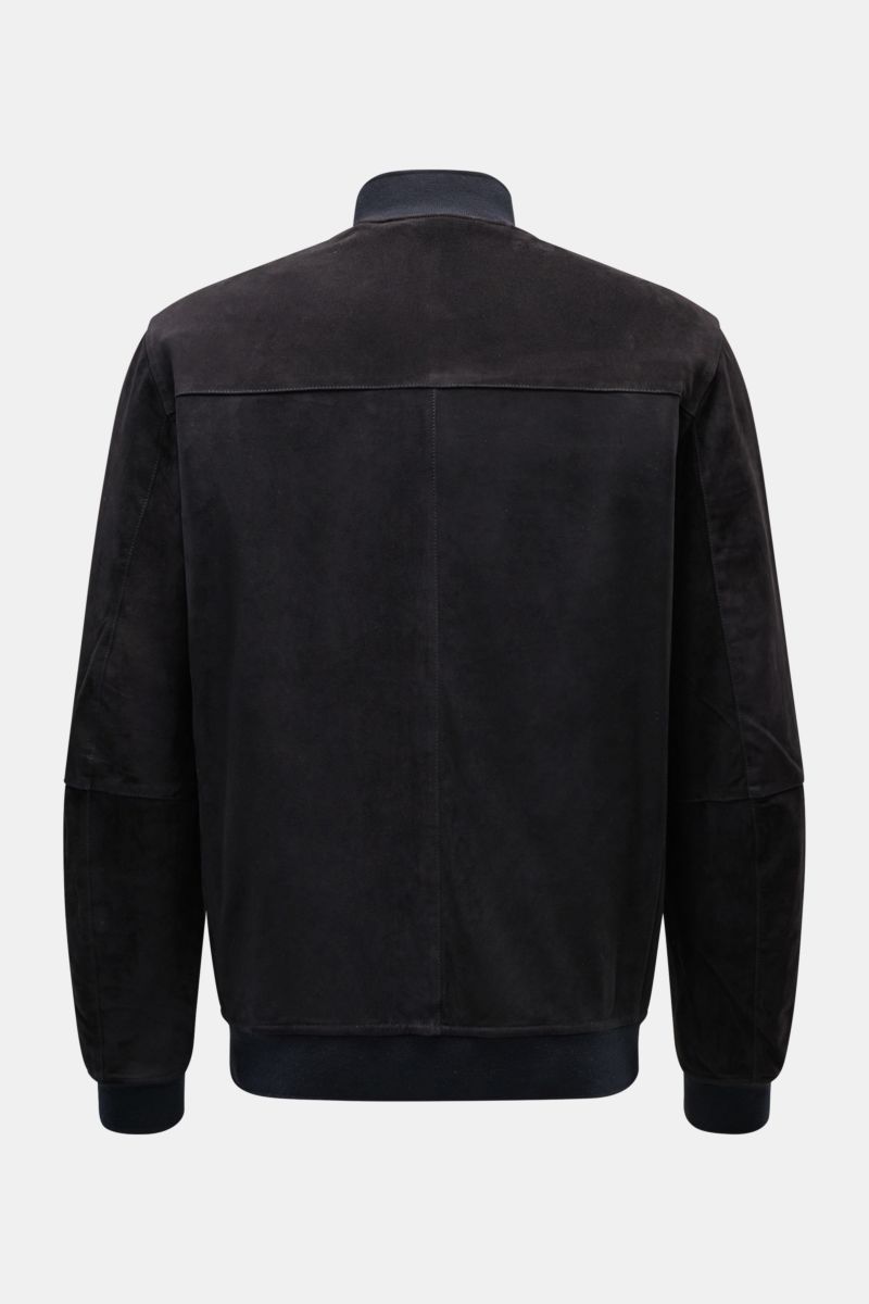 Back view of Arma Veloursleder-Blouson 'Miles' dark navy, made of soft goat suede with ribbed collar, cuffs, and hem.

Description: Smart und zeitlos: Der Lederblouson 'Miles' von ARMA ist aus geschmeidigem Ziegenvelours gefertigt und überzeugt mit mar