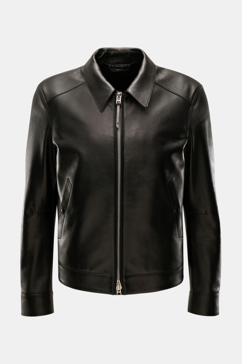 Front view of Tom Ford Lederjacke schwarz, a sleek black lamb leather jacket with a fold-over collar, slim fit, zip closure, angled hip pockets with snap buttons, snap button cuffs, smooth lining, and one inner pocket.

Luxus wie gewohnt von TOM FORD: 
