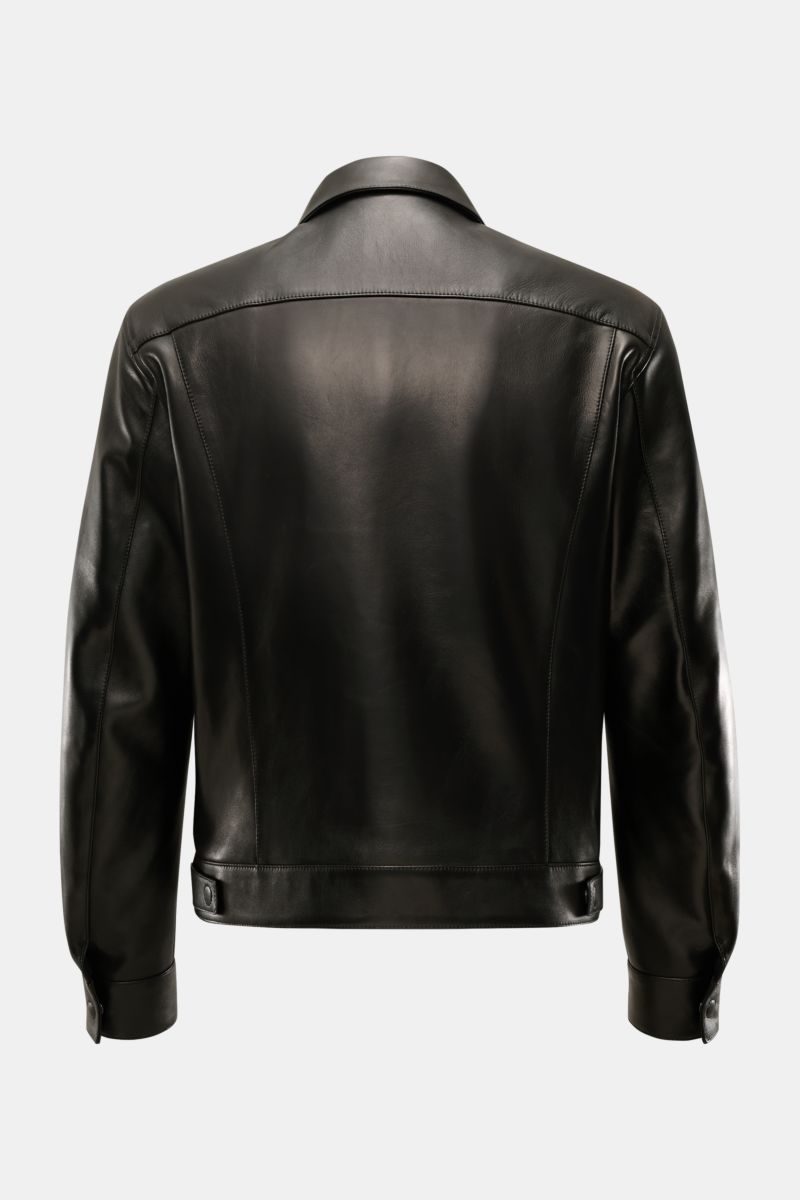Back view of Tom Ford Lederjacke schwarz made of smooth black lamb leather with a fold-over collar, slim fit, and detailed stitching.

Description: Luxus wie gewohnt von TOM FORD: diese Jacke aus geschmeidigem Lammleder mit Umlegekragen wurde in zeitlo
