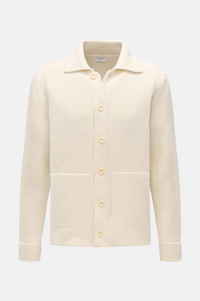 Frontale Nahaufnahme des offwhite 04651/ A trip in a bag Cardigan 'Boiled Blouson' mit sechs Knöpfen, Umlegekragen, schräge Hüfttaschen, Rippbündchen, Slim Fit, mittelfeinem Strick und schwerer Woll-Mix-Qualität.