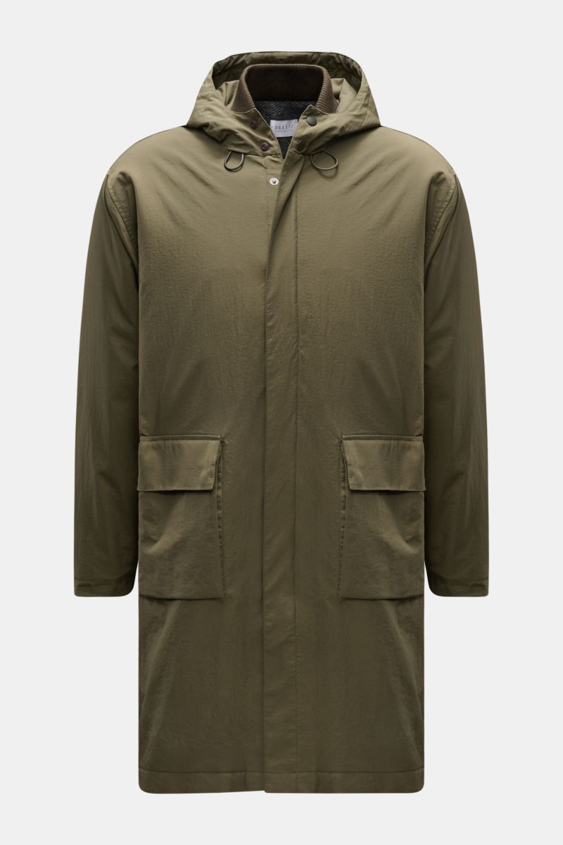 Front view of the 04651/ A trip in a bag Parka 'The Triple' oliv, a sporty and versatile olive-green parka with removable vest, hood, large front pockets, zipper, and wind flap with buttons, made from high-quality microfiber with a lightly textured feel, 