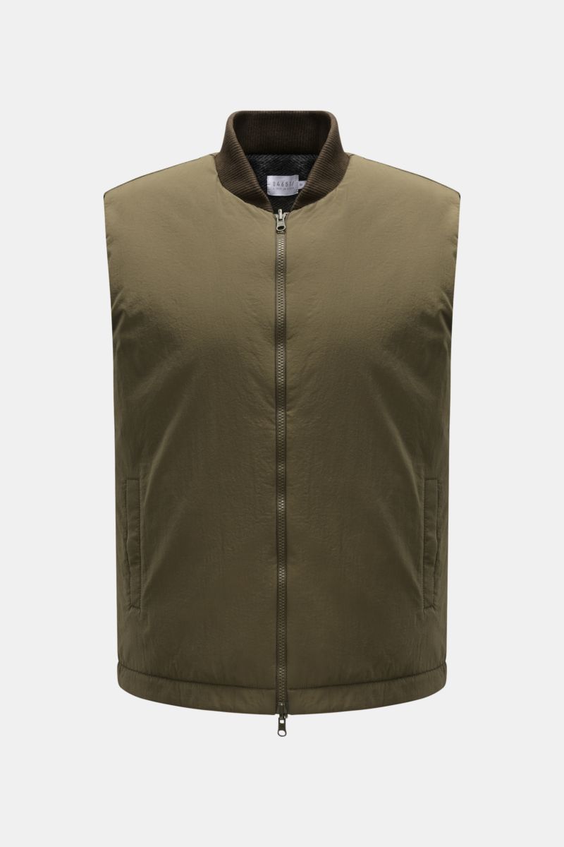 Front view of the 04651/ A trip in a bag Parka 'The Triple' oliv, a versatile parka with removable vest, made of high-quality microfiber, featuring a lightly textured feel, regular fit, zipper, and side pockets. Sportlich-leger durch die Übergangszeit: De