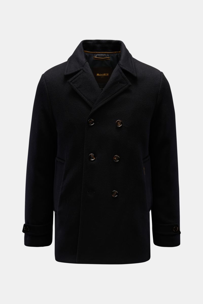 Front view of Moorer Jacke 'Volmer-Kn' navy, a slim fit, water-repellent Caban jacket with double-front, leather trim, hidden hood, and four-button style.

Description: Die 'Volmer-Kn' von MOORER vereint stilvolle Eleganz mit praktischer Funktionalität