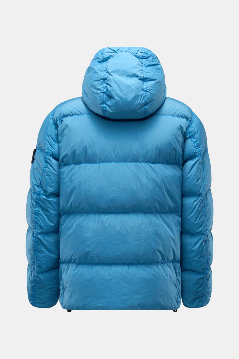 Stone Island Daunenjacke 'Garment Dyed Crinkle Reps NY' rauchblau shown from the back, padded with down, hooded, wind- and water-resistant with crinkle microfiber.