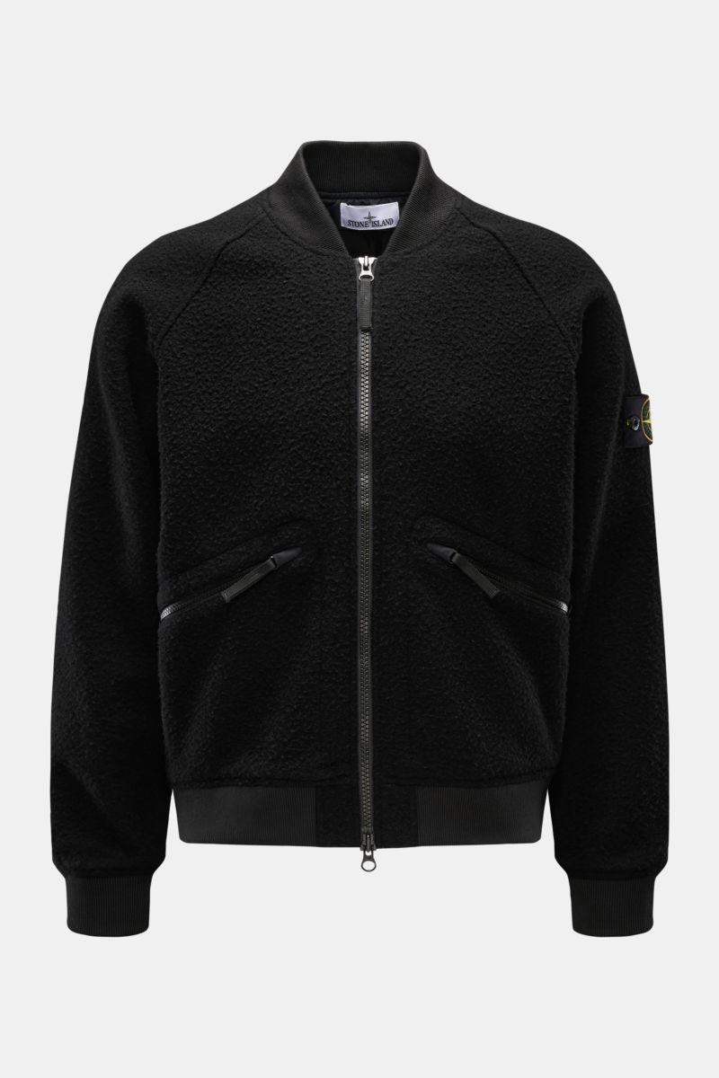 Stone Island Blouson 'Panno Ratinato' schwarz front view, black wool-mix bomber jacket with zippered pockets, ribbed collar, cuffs, and hem. Monochrome Herbst-Looks: Der Blouson 'Panno Ratinato' von STONE ISLAND wird mit seinem sportiven Design und dem St