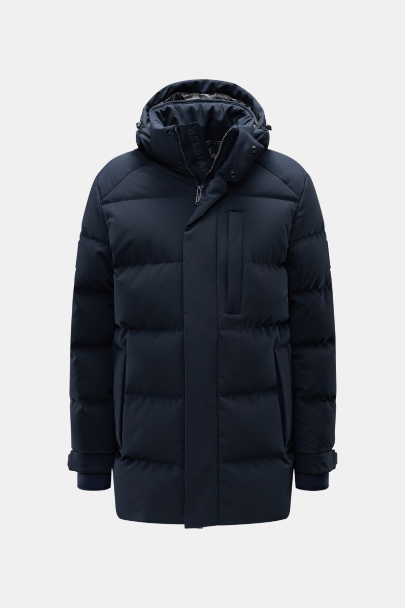 Belstaff Daunenjacke 'Pendulum' navy, frontale Ansicht, mit abnehmbarer Kapuze, Utility-Taschen, wind- und wasserabweisend, wärmend gefüllt.