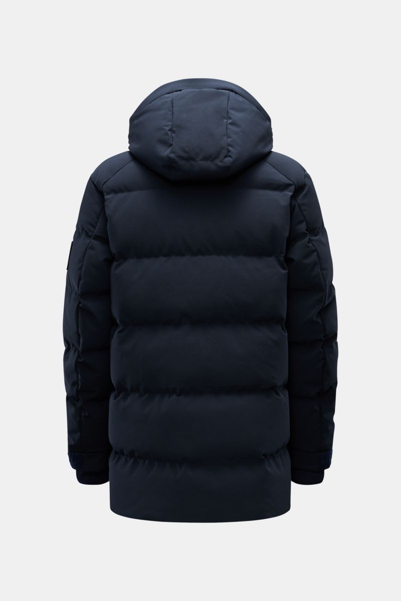 Belstaff Daunenjacke 'Pendulum' navy im Rückansicht, verlängert, mit abnehmbarer Kapuze, wind- und wasserabweisend, gefüllt mit wärmenden Daunen.