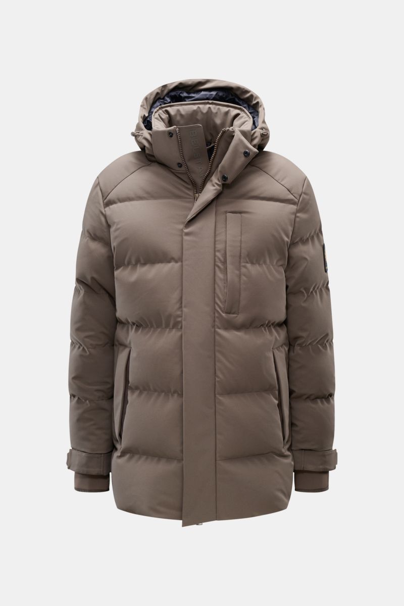 Belstaff Daunenjacke 'Pendulum' graugrün in frontaler Ansicht mit abnehmbarer Kapuze, wind- und wasserabweisend, Utility-Taschen und Daunenfüllung.