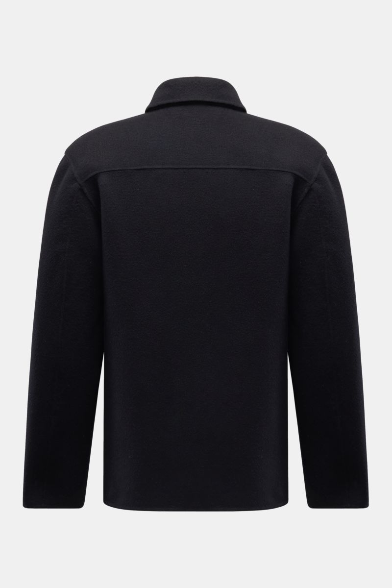 Rear view of Officine Générale Cardigan 'Brent' navy, a casual regular fit cardigan with a fold-over collar made from a lyocell and wool blend.

Description: Lässiger Favorit von OFFICINE GÉNÉRALE: Der Cardigan 'Brent' besticht mit seinem lockeren Schn