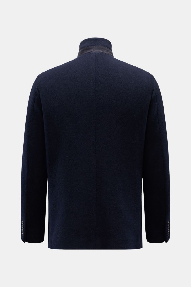 Back view of Fay Jacke 'Duty Jacket' navy in slim fit, wool-microfiber jersey with leather collar trim and buttoned sleeves.

Description: 
Flexibler Klassiker für Job und Alltag: Die Unconstructed-Jacke 'Duty Jacket' von FAY überzeugt mit Ihrer leicht