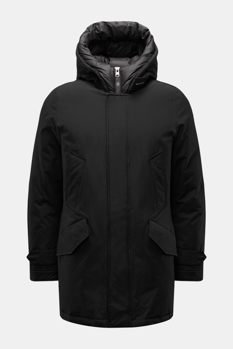 Front view of the Woolrich Daunenparka 'Polar High Collar' schwarz, a black slim-fit parka with a padded hood, four front pockets, and durable two-way zipper. Performance meets style with wind- and water-resistant cotton-microfiber blend fabric and natura