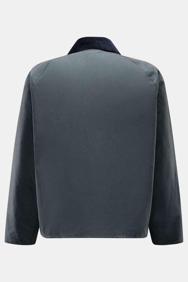 Barbour Wachsjacke 'Transport' petrol, von hinten fotografiert, oversized, aus gewachster Baumwolle mit Cordkragen in dunkelblau.