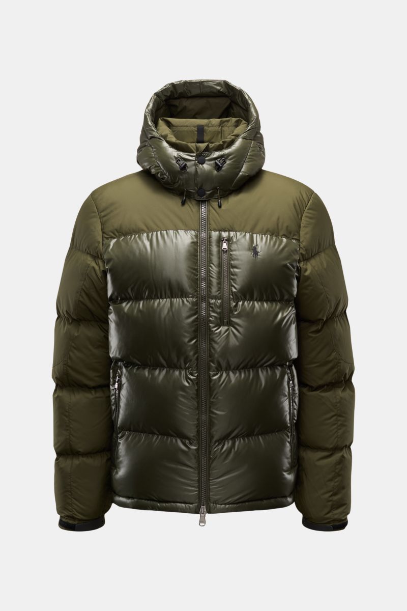 Front view of Polo Ralph Lauren Daunenjacke oliv with shiny and matte olive green panels, high collar, detachable hood, and zip pockets.

Description: Setzen Sie ein Statement - auch im Winter: Diese Daunenjacke von POLO RALPH LAUREN wärmt dank ihrer D
