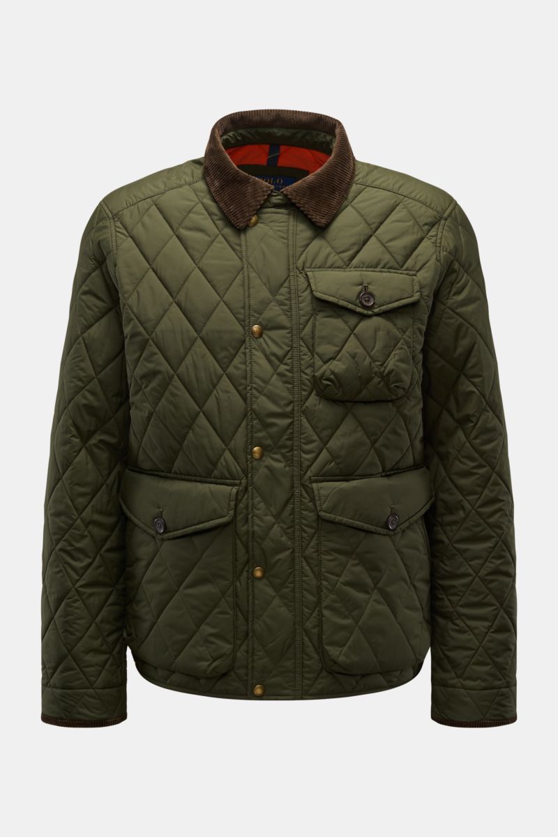 Front view of Polo Ralph Lauren Steppjacke 'Beaton' oliv in olive green with retro quilted pattern, cord collar, chest and front flap pockets.

Description: Stilvoller Blickfang in der Übergangszeit: Die Steppjacke von POLO RALPH LAUREN besticht mit ih