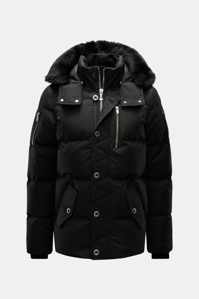 Schwarze Moose Knuckles Daunenjacke 'Original 3q Neoshear' frontal mit abnehmbarer Kapuze, 90/10 Daunenfüllung, wind- und wasserabweisend.