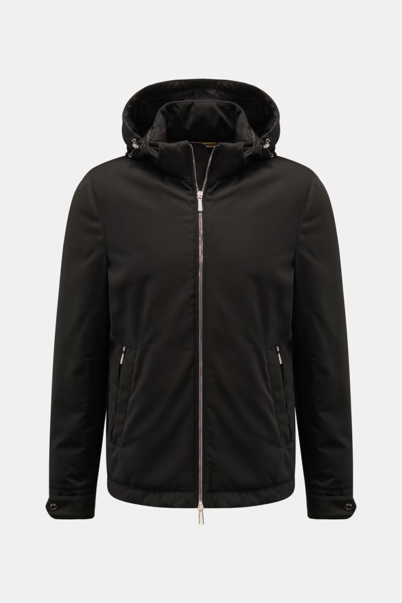 Frontal fotografierte Moorer Daunenjacke 'Albini' schwarz mit kurzem Schnitt, abnehmbarer Kapuze, wasserabweisend, Slim Fit, Daunenfüllung.